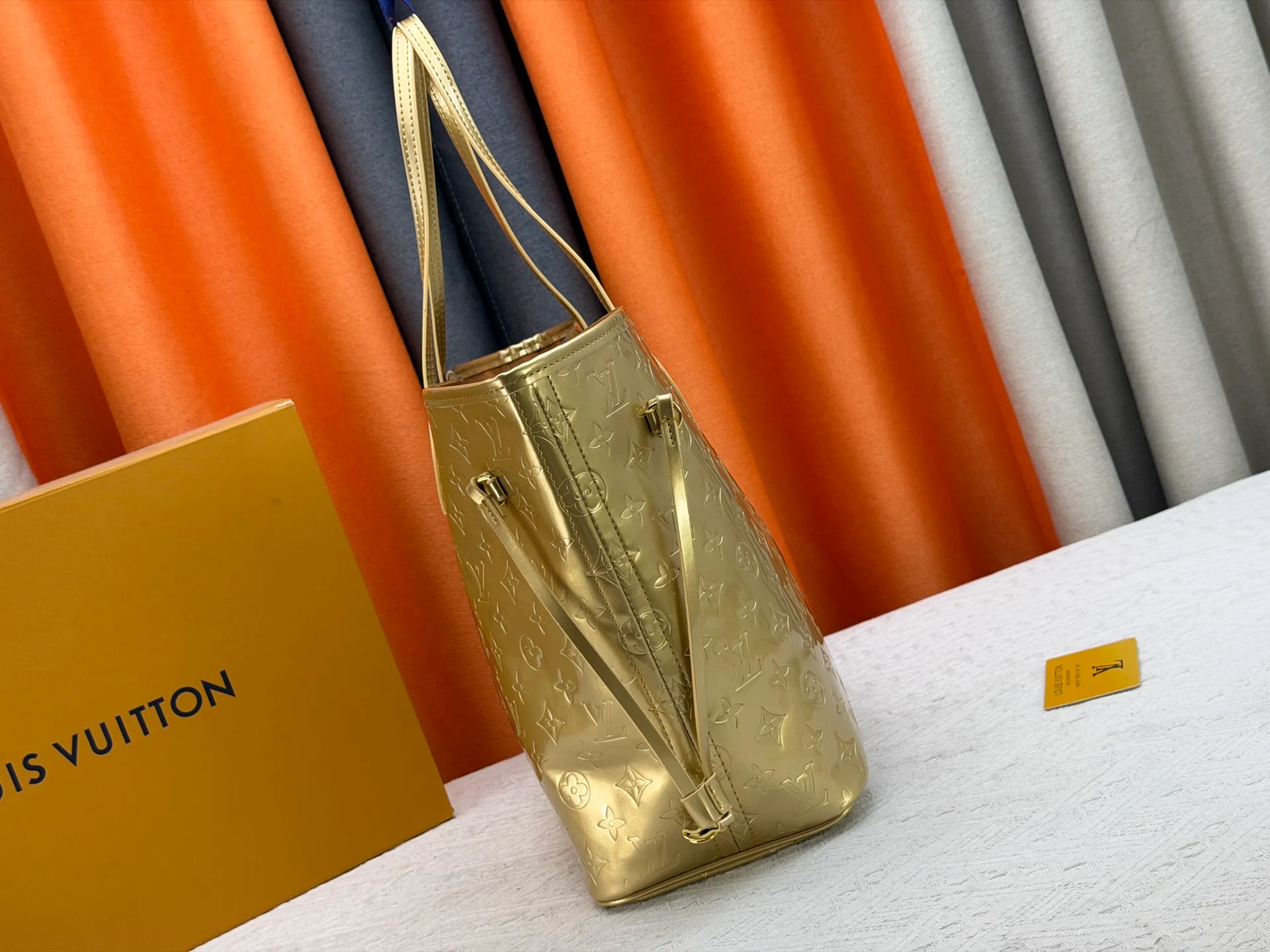P260 M45685 M40995 Upgraded original, gold, silver NEVERFULL medium handbag Neverfull classic handbag, explore the exquisite details inside the bag. The redesigned interior pockets feature a fresh fabric lining, especially the detachable zippered clutch, which can be used alone as a sophisticated clutch or as an additional pocket. Bright lining tones add a more lively feel to Monogram's classic canvas. Detailed features 31 x 28 x 14 cm (Length x Height x Width) Redesigned interior pocket with details inspired by the Louis Vuitton archives Pocket lined with linen fabric Removable zipped clutch with tonal interior pocket Natural cowhide leather trim Shiny gold-tone hardware Handles: Double handle