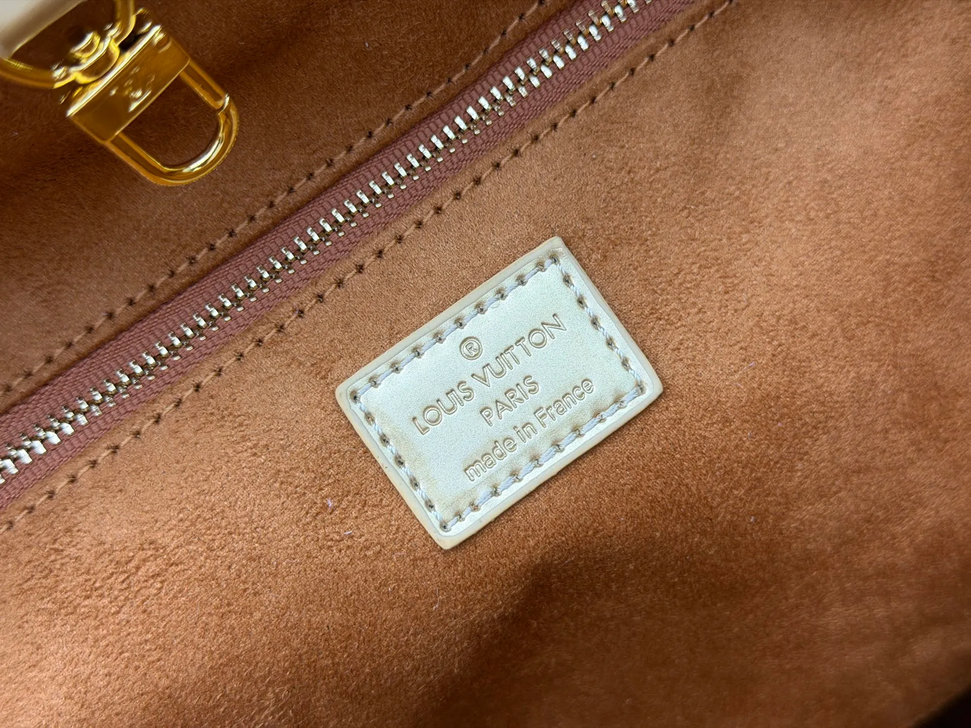 P260 M45685 M40995 Upgraded original, gold, silver NEVERFULL medium handbag Neverfull classic handbag, explore the exquisite details inside the bag. The redesigned interior pockets feature a fresh fabric lining, especially the detachable zippered clutch, which can be used alone as a sophisticated clutch or as an additional pocket. Bright lining tones add a more lively feel to Monogram's classic canvas. Detailed features 31 x 28 x 14 cm (Length x Height x Width) Redesigned interior pocket with details inspired by the Louis Vuitton archives Pocket lined with linen fabric Removable zipped clutch with tonal interior pocket Natural cowhide leather trim Shiny gold-tone hardware Handles: Double handle