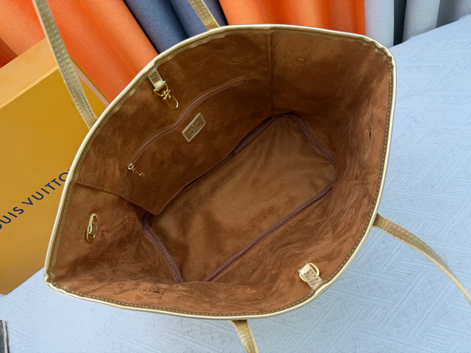 P260 M45685 M40995 Upgraded original, gold, silver NEVERFULL medium handbag Neverfull classic handbag, explore the exquisite details inside the bag. The redesigned interior pockets feature a fresh fabric lining, especially the detachable zippered clutch, which can be used alone as a sophisticated clutch or as an additional pocket. Bright lining tones add a more lively feel to Monogram's classic canvas. Detailed features 31 x 28 x 14 cm (Length x Height x Width) Redesigned interior pocket with details inspired by the Louis Vuitton archives Pocket lined with linen fabric Removable zipped clutch with tonal interior pocket Natural cowhide leather trim Shiny gold-tone hardware Handles: Double handle