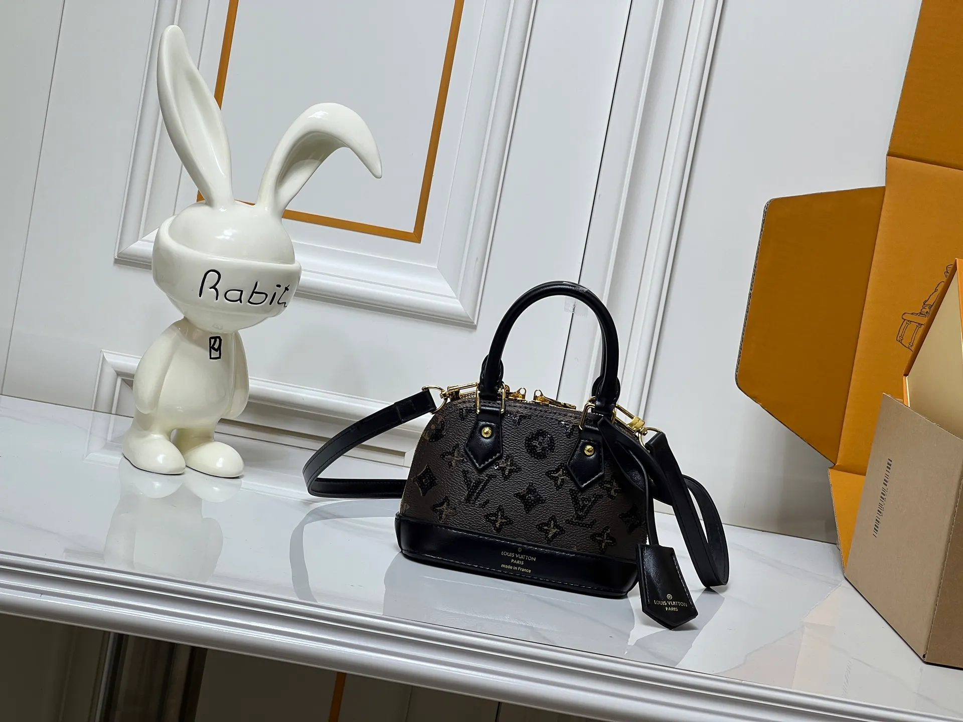 ￥340 ¥320 LV new shell bag, very high-end, salty or sweet, ultimate beauty, upgraded version of ALMA BB handbag model number M01917 53152 graffiti, the original top-quality presbyopia originated from the Louis Vuitton Alma handbag in 1934. Over time, it has gradually evolved from a square-cornered travel bag in shape to today's representative of elegant women's handbags. This mini bag in Monogram canvas easily holds keys, wallet, cell phone, lipstick and more. The Alma BB bag has a strap that adjusts the bag to waist or hip height for lightweight cross-body wear. Comes with counter gift box packaging 🎁 Size: 25 x 19 x 12 cm small size 20×17×10