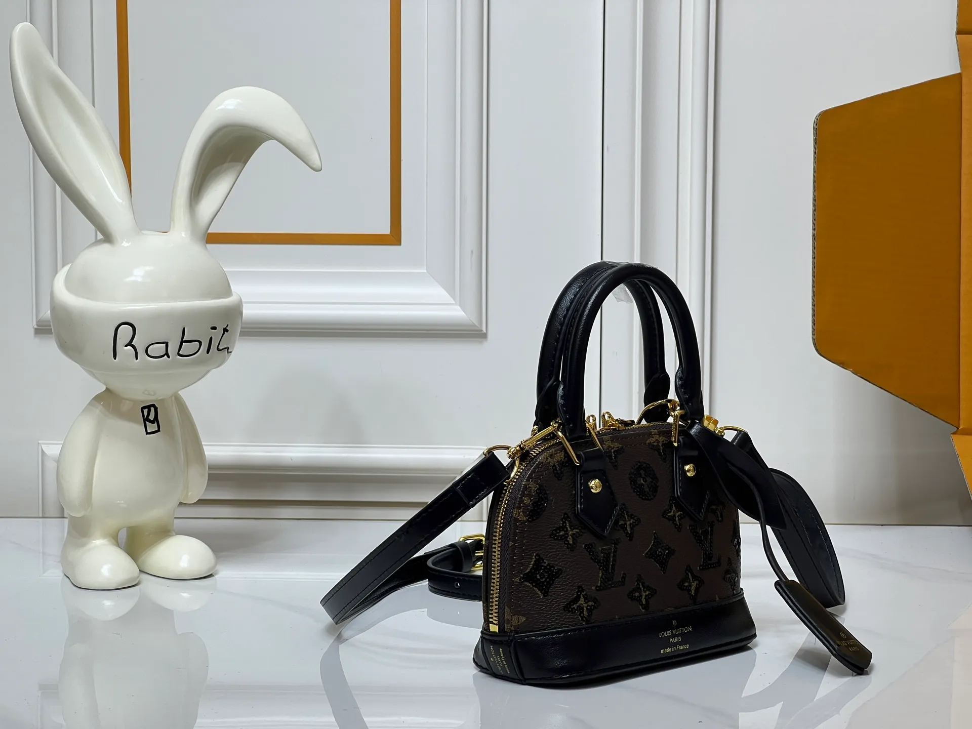 ￥340 ¥320 LV new shell bag, very high-end, salty or sweet, ultimate beauty, upgraded version of ALMA BB handbag model number M01917 53152 graffiti, the original top-quality presbyopia originated from the Louis Vuitton Alma handbag in 1934. Over time, it has gradually evolved from a square-cornered travel bag in shape to today's representative of elegant women's handbags. This mini bag in Monogram canvas easily holds keys, wallet, cell phone, lipstick and more. The Alma BB bag has a strap that adjusts the bag to waist or hip height for lightweight cross-body wear. Comes with counter gift box packaging 🎁 Size: 25 x 19 x 12 cm small size 20×17×10
