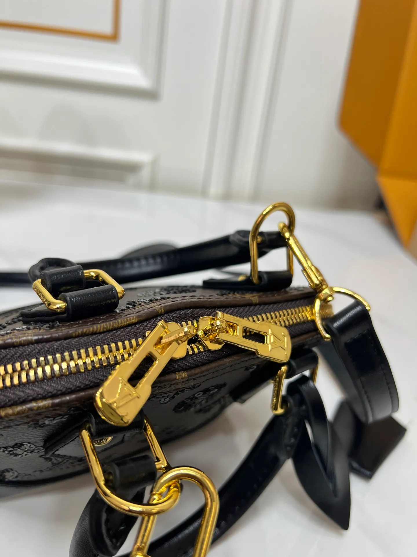 ￥340 ¥320 LV new shell bag, very high-end, salty or sweet, ultimate beauty, upgraded version of ALMA BB handbag model number M01917 53152 graffiti, the original top-quality presbyopia originated from the Louis Vuitton Alma handbag in 1934. Over time, it has gradually evolved from a square-cornered travel bag in shape to today's representative of elegant women's handbags. This mini bag in Monogram canvas easily holds keys, wallet, cell phone, lipstick and more. The Alma BB bag has a strap that adjusts the bag to waist or hip height for lightweight cross-body wear. Comes with counter gift box packaging 🎁 Size: 25 x 19 x 12 cm small size 20×17×10