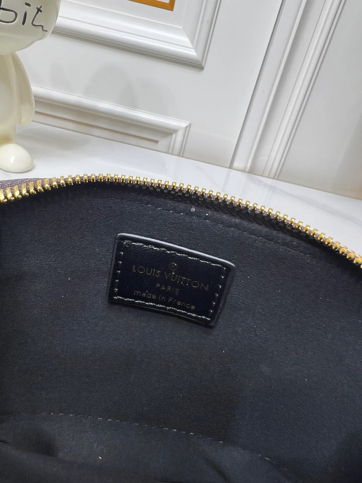 ￥340 ¥320 LV new shell bag, very high-end, salty or sweet, ultimate beauty, upgraded version of ALMA BB handbag model number M01917 53152 graffiti, the original top-quality presbyopia originated from the Louis Vuitton Alma handbag in 1934. Over time, it has gradually evolved from a square-cornered travel bag in shape to today's representative of elegant women's handbags. This mini bag in Monogram canvas easily holds keys, wallet, cell phone, lipstick and more. The Alma BB bag has a strap that adjusts the bag to waist or hip height for lightweight cross-body wear. Comes with counter gift box packaging 🎁 Size: 25 x 19 x 12 cm small size 20×17×10