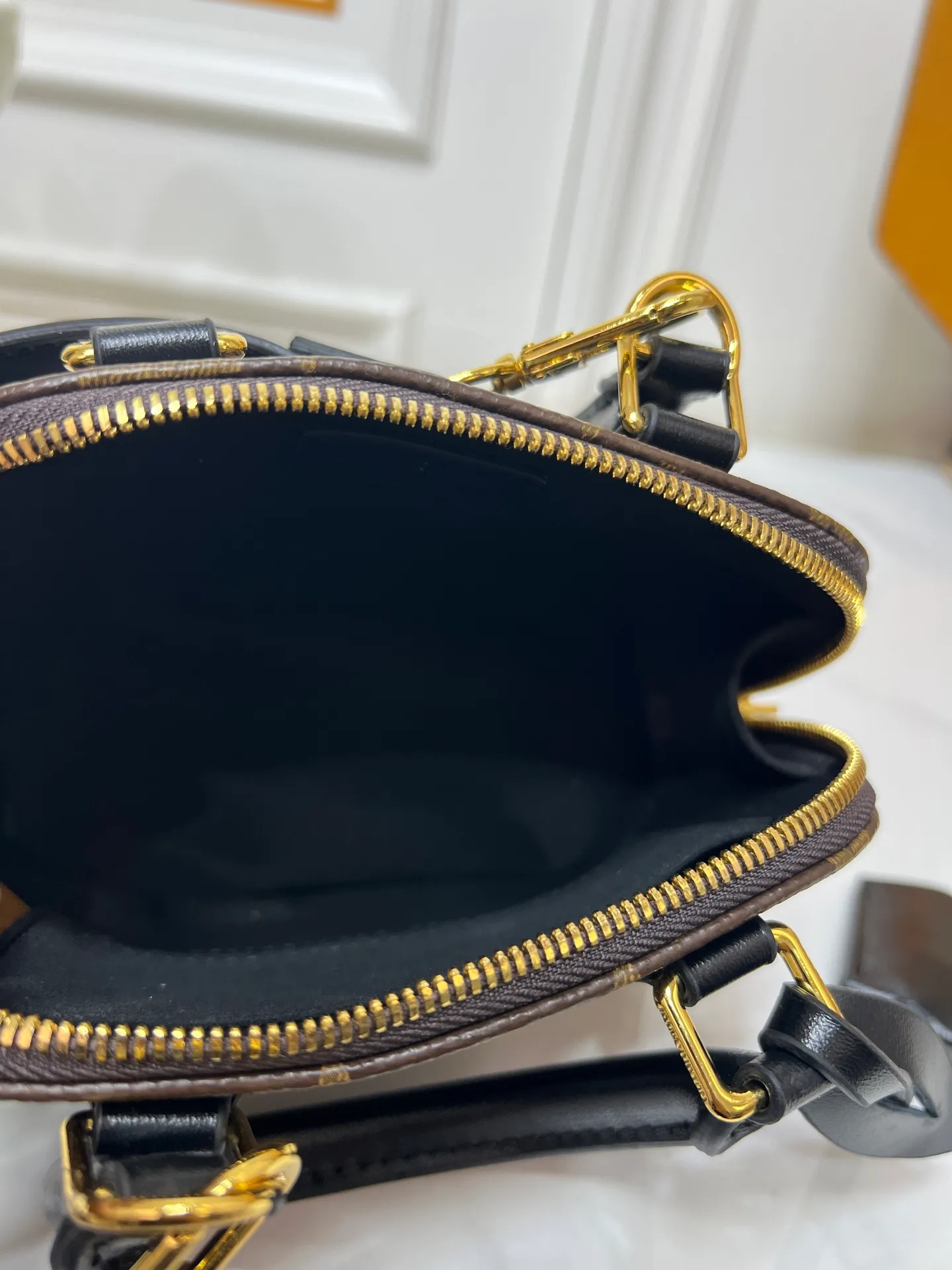 ￥340 ¥320 LV new shell bag, very high-end, salty or sweet, ultimate beauty, upgraded version of ALMA BB handbag model number M01917 53152 graffiti, the original top-quality presbyopia originated from the Louis Vuitton Alma handbag in 1934. Over time, it has gradually evolved from a square-cornered travel bag in shape to today's representative of elegant women's handbags. This mini bag in Monogram canvas easily holds keys, wallet, cell phone, lipstick and more. The Alma BB bag has a strap that adjusts the bag to waist or hip height for lightweight cross-body wear. Comes with counter gift box packaging 🎁 Size: 25 x 19 x 12 cm small size 20×17×10