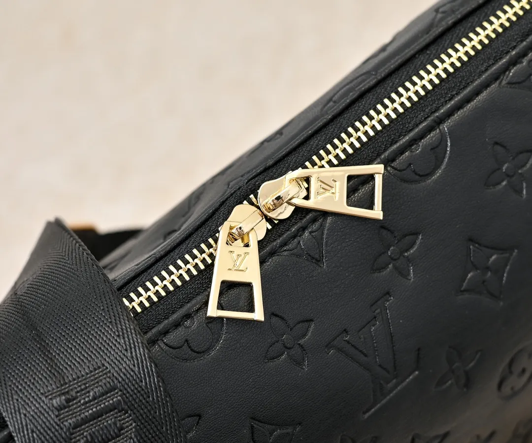 Batch 280💰Upgraded original M12068 M12071 M12072 This new Coussin series of hobo bags combines fashion and functionality, and combines the series’ iconic design elements. The bag is made of smooth cotton-paved leather and is embossed with the brand's Monogram pattern. The signature thick chain strap is accented with gold-tone hardware, while the wide detachable textile shoulder strap allows you to carry it in different ways. This versatile style is large enough to hold a laptop and features a removable zip pocket. Dimensions: 38x33x10 cm