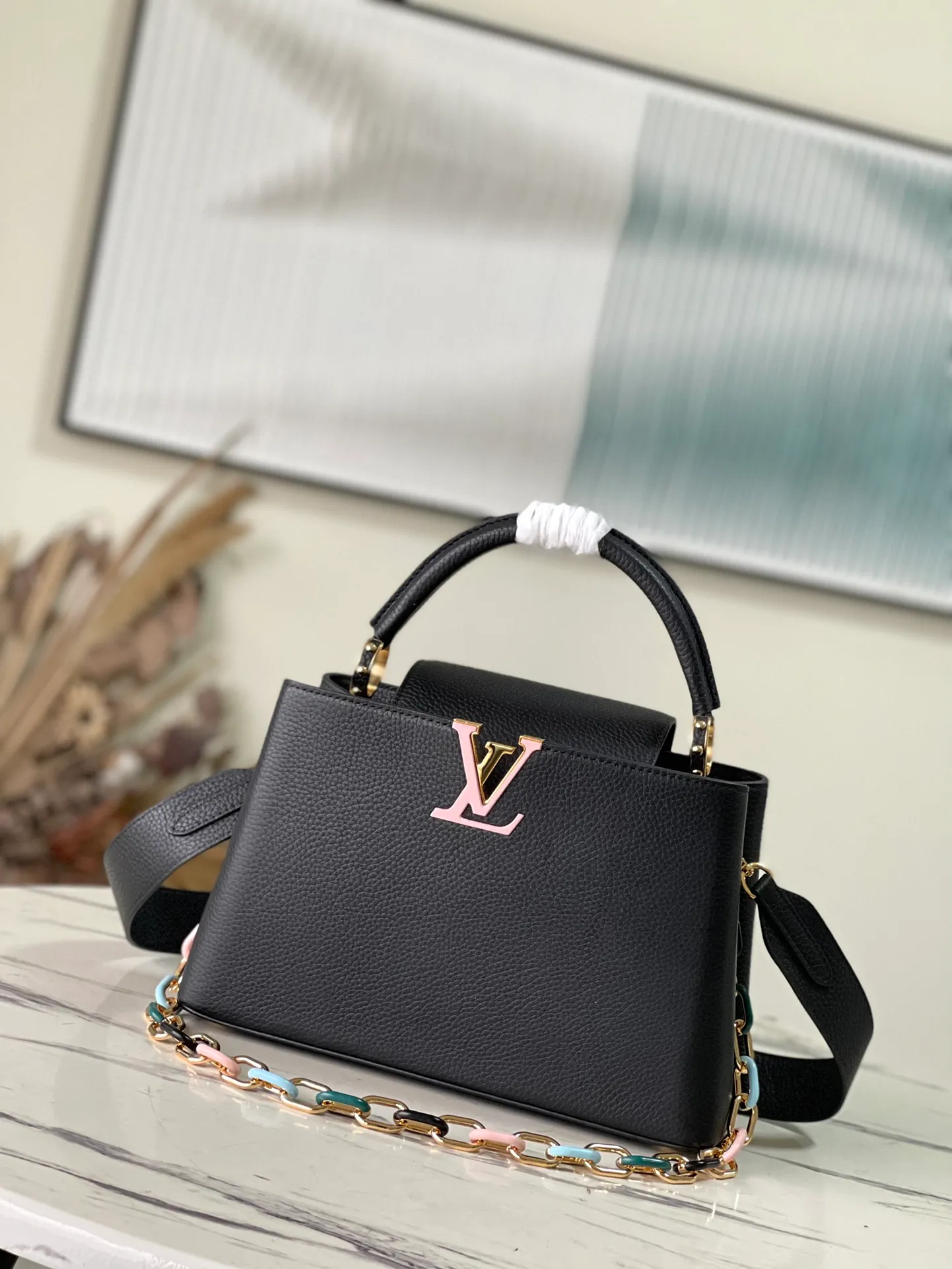 💰2760 (Special Grade Original Leather) M21641 Black Medium This Capucines medium handbag is made of Taurillon leather, with metal and resin links interlocking with each other, adding a fun carrying method in addition to the top handle and detachable wide shoulder strap. The signature flap of the Capucines collection is tucked in to reveal the logo. Dimensions: 31.5 x 20 x 11 cm