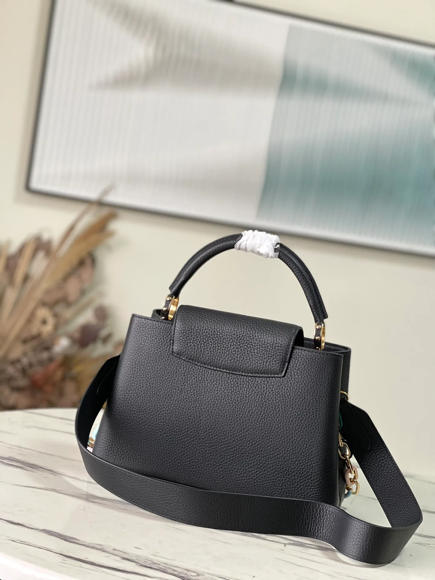 💰2760 (Special Grade Original Leather) M21641 Black Medium This Capucines medium handbag is made of Taurillon leather, with metal and resin links interlocking with each other, adding a fun carrying method in addition to the top handle and detachable wide shoulder strap. The signature flap of the Capucines collection is tucked in to reveal the logo. Dimensions: 31.5 x 20 x 11 cm