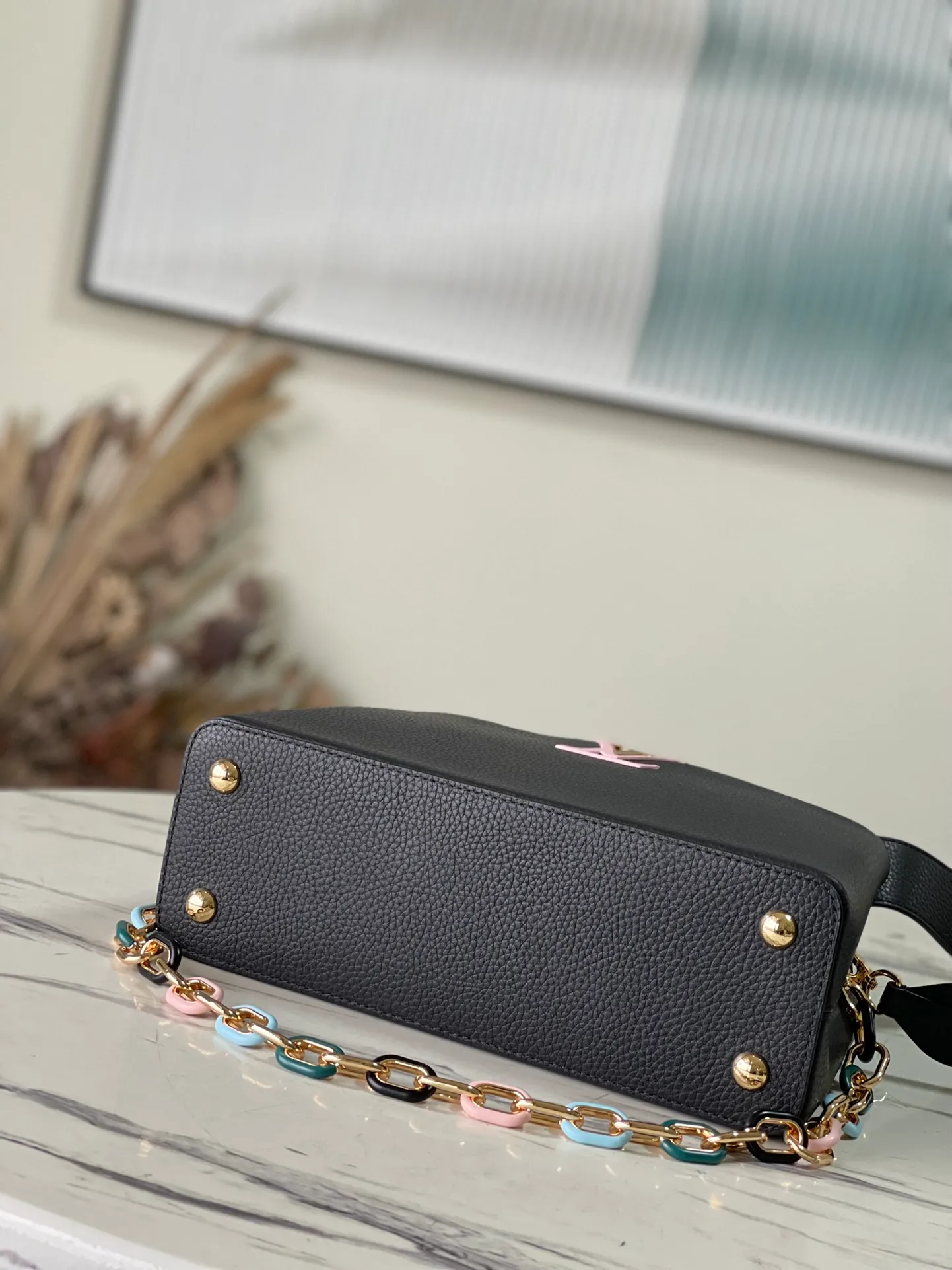 💰2760 (Special Grade Original Leather) M21641 Black Medium This Capucines medium handbag is made of Taurillon leather, with metal and resin links interlocking with each other, adding a fun carrying method in addition to the top handle and detachable wide shoulder strap. The signature flap of the Capucines collection is tucked in to reveal the logo. Dimensions: 31.5 x 20 x 11 cm