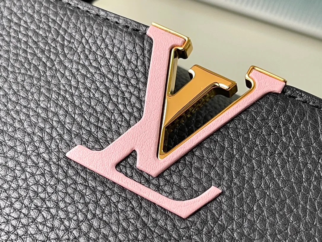 💰2760 (Special Grade Original Leather) M21641 Black Medium This Capucines medium handbag is made of Taurillon leather, with metal and resin links interlocking with each other, adding a fun carrying method in addition to the top handle and detachable wide shoulder strap. The signature flap of the Capucines collection is tucked in to reveal the logo. Dimensions: 31.5 x 20 x 11 cm
