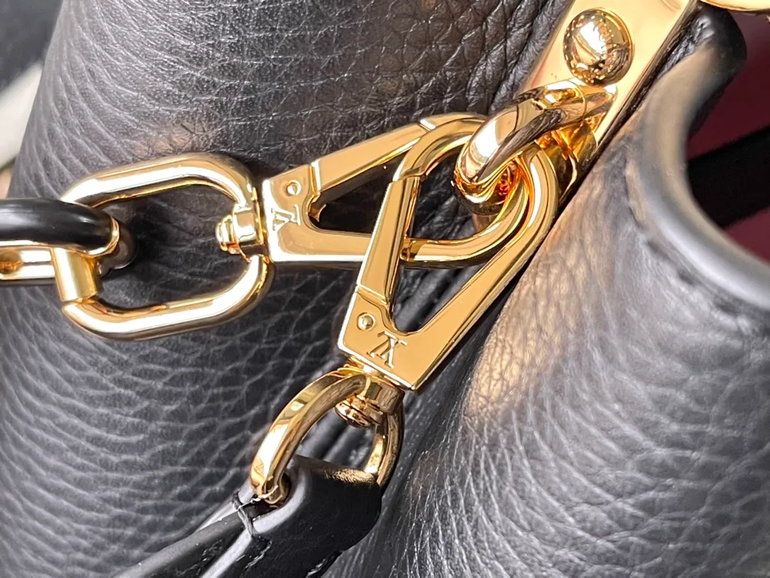 💰2760 (Special Grade Original Leather) M21641 Black Medium This Capucines medium handbag is made of Taurillon leather, with metal and resin links interlocking with each other, adding a fun carrying method in addition to the top handle and detachable wide shoulder strap. The signature flap of the Capucines collection is tucked in to reveal the logo. Dimensions: 31.5 x 20 x 11 cm