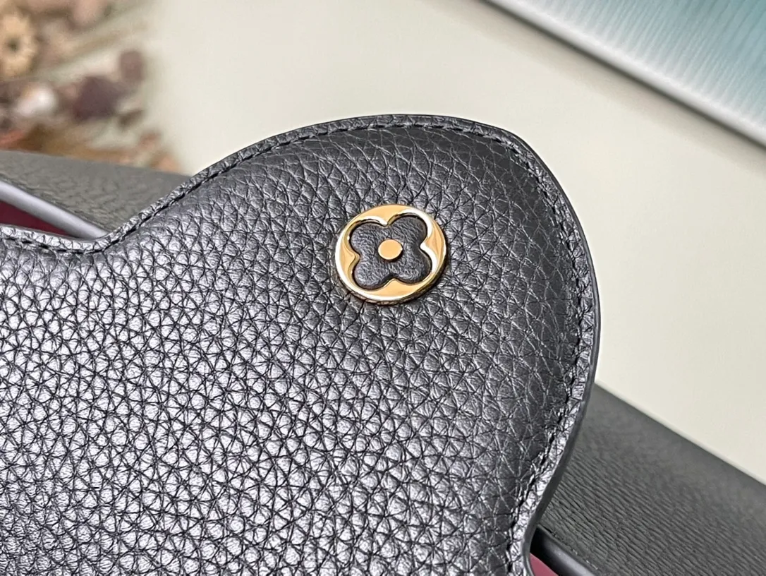 💰2760 (Special Grade Original Leather) M21641 Black Medium This Capucines medium handbag is made of Taurillon leather, with metal and resin links interlocking with each other, adding a fun carrying method in addition to the top handle and detachable wide shoulder strap. The signature flap of the Capucines collection is tucked in to reveal the logo. Dimensions: 31.5 x 20 x 11 cm