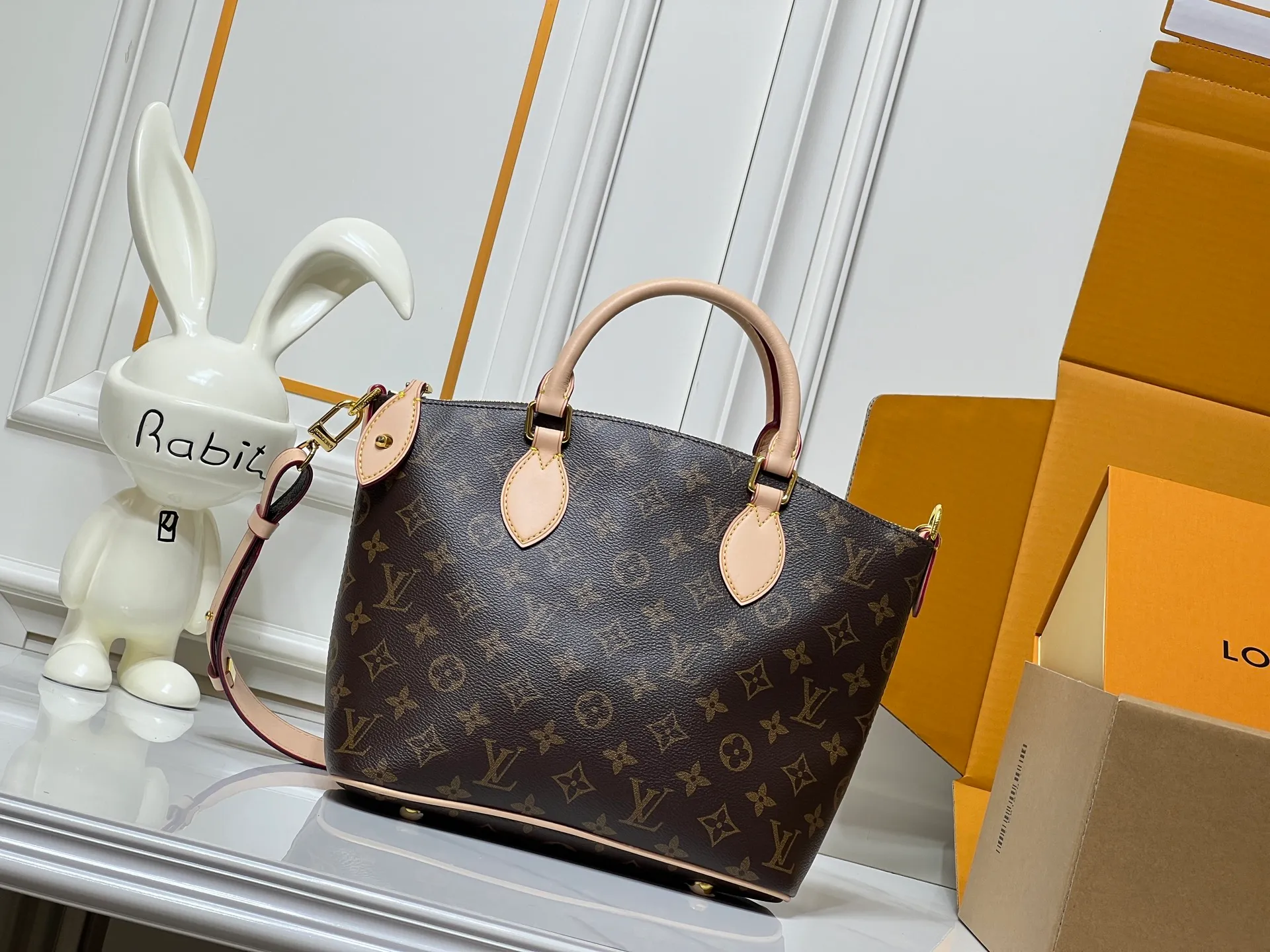 Batch 280💰Upgraded original M26494 M26532 This Lockit BB handbag draws inspiration from the Knick-Knack handbag in the 1960s and can be flexibly switched between multiple carrying methods. Monogram coated canvas with a curved upper edge and oval trim reflect the classic elements of the original design. The padlock opening and closing once again pays tribute to the brand's long heritage. Dimensions: 33 x 24 x 12 cm (length x height x width)