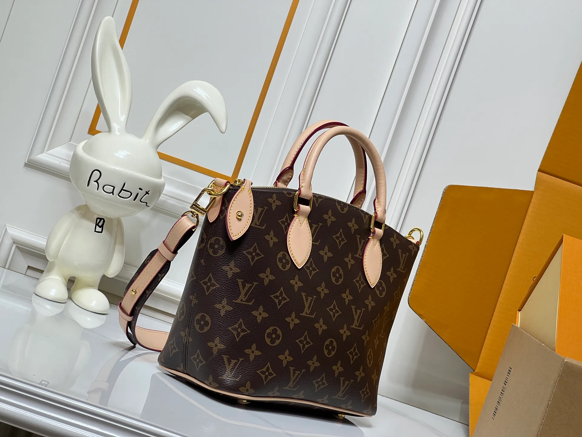 Batch 280💰Upgraded original M26494 M26532 This Lockit BB handbag draws inspiration from the Knick-Knack handbag in the 1960s and can be flexibly switched between multiple carrying methods. Monogram coated canvas with a curved upper edge and oval trim reflect the classic elements of the original design. The padlock opening and closing once again pays tribute to the brand's long heritage. Dimensions: 33 x 24 x 12 cm (length x height x width)