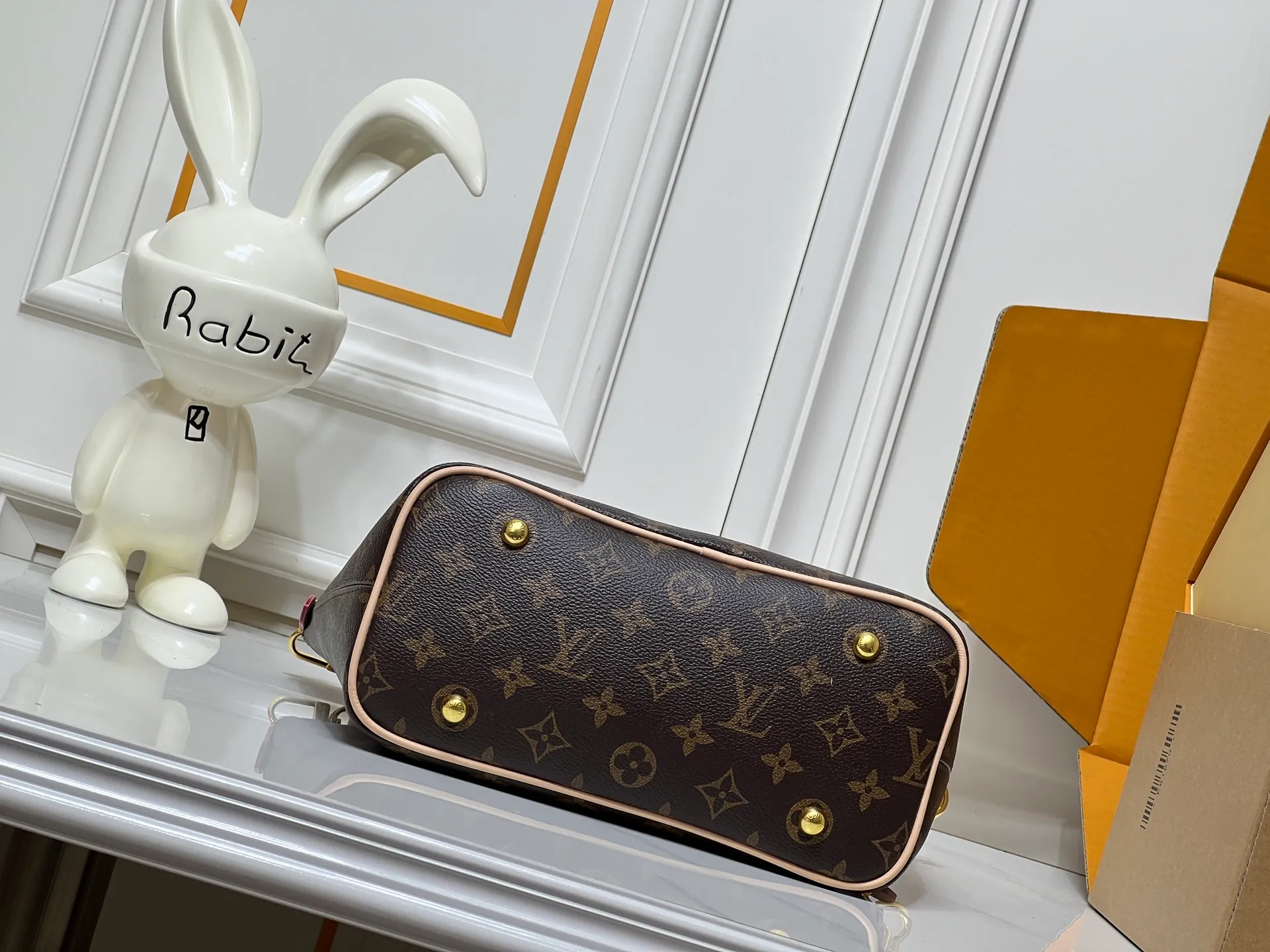 Batch 280💰Upgraded original M26494 M26532 This Lockit BB handbag draws inspiration from the Knick-Knack handbag in the 1960s and can be flexibly switched between multiple carrying methods. Monogram coated canvas with a curved upper edge and oval trim reflect the classic elements of the original design. The padlock opening and closing once again pays tribute to the brand's long heritage. Dimensions: 33 x 24 x 12 cm (length x height x width)