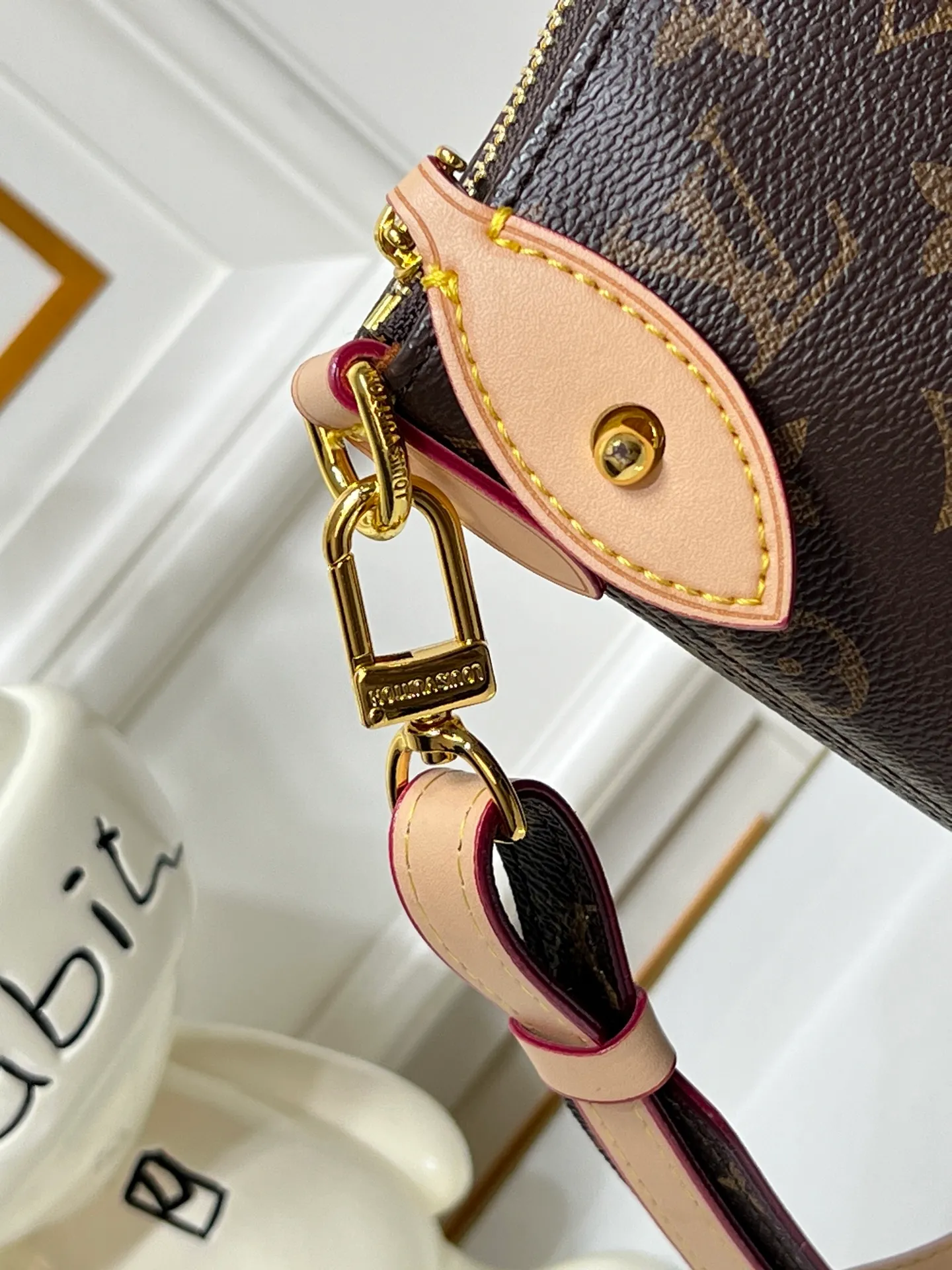 Batch 280💰Upgraded original M26494 M26532 This Lockit BB handbag draws inspiration from the Knick-Knack handbag in the 1960s and can be flexibly switched between multiple carrying methods. Monogram coated canvas with a curved upper edge and oval trim reflect the classic elements of the original design. The padlock opening and closing once again pays tribute to the brand's long heritage. Dimensions: 33 x 24 x 12 cm (length x height x width)