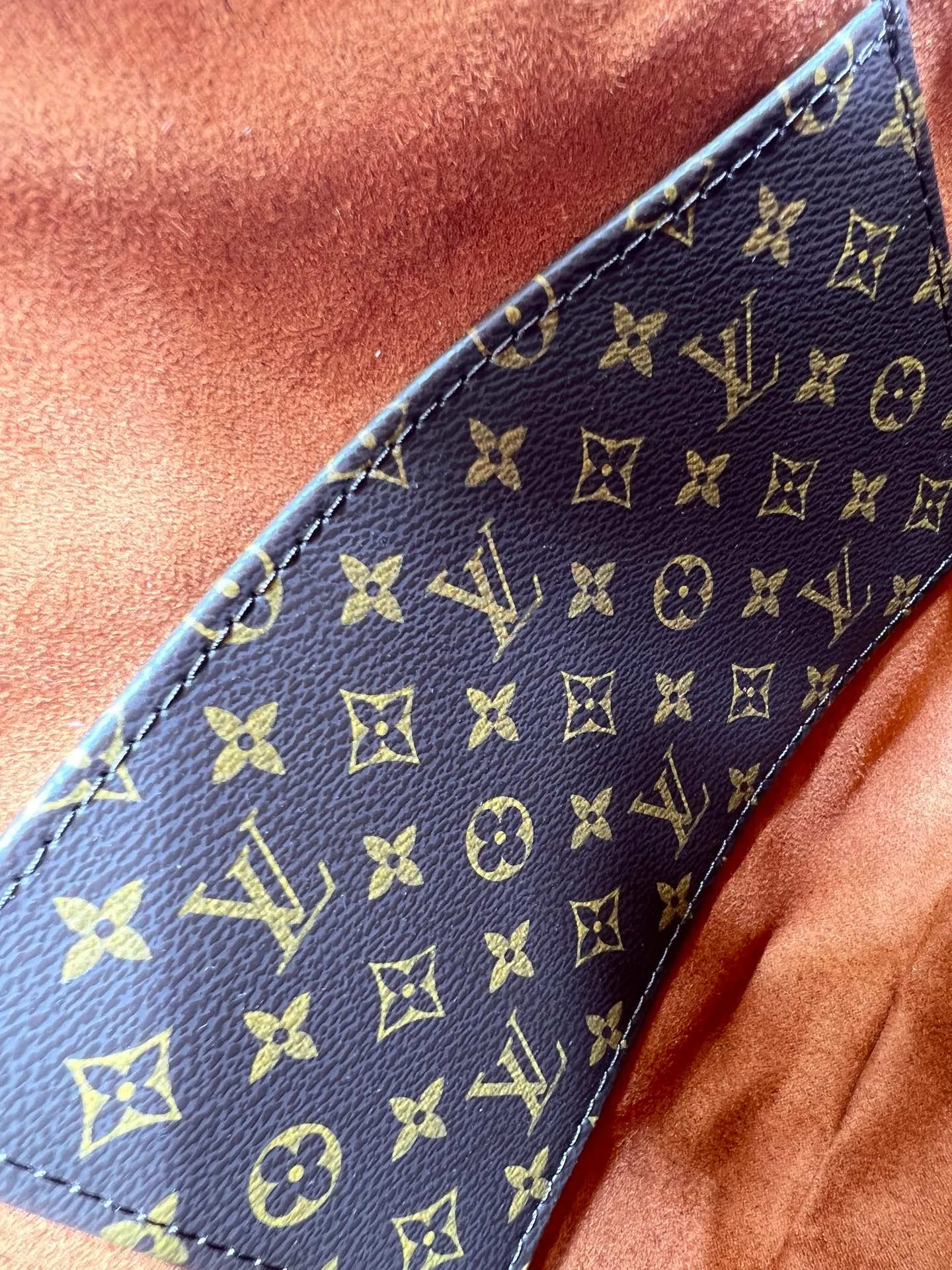 Batch 280💰Upgraded original M26494 M26532 This Lockit BB handbag draws inspiration from the Knick-Knack handbag in the 1960s and can be flexibly switched between multiple carrying methods. Monogram coated canvas with a curved upper edge and oval trim reflect the classic elements of the original design. The padlock opening and closing once again pays tribute to the brand's long heritage. Dimensions: 33 x 24 x 12 cm (length x height x width)