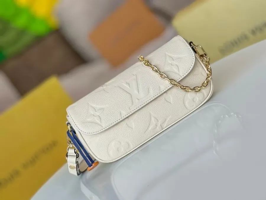 P200💰 M82154 black, M82210 white, M82211 khaki, LVYY armpit bag, this Wallet on Chain Ivy handbag is made of Monogram Empreinte grain leather, with a large Monogram pattern embossed on it. Carry it by hand or use the chain as a short shoulder strap, or attach the adjustable leather strap for a relaxed cross-body look. Suitable for day and night occasions. 23.5 x 12 x 4.3 cm (length x height x width)