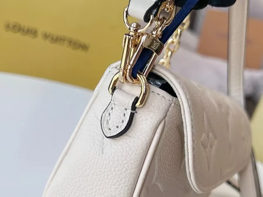 P200💰 M82154 black, M82210 white, M82211 khaki, LVYY armpit bag, this Wallet on Chain Ivy handbag is made of Monogram Empreinte grain leather, with a large Monogram pattern embossed on it. Carry it by hand or use the chain as a short shoulder strap, or attach the adjustable leather strap for a relaxed cross-body look. Suitable for day and night occasions. 23.5 x 12 x 4.3 cm (length x height x width)