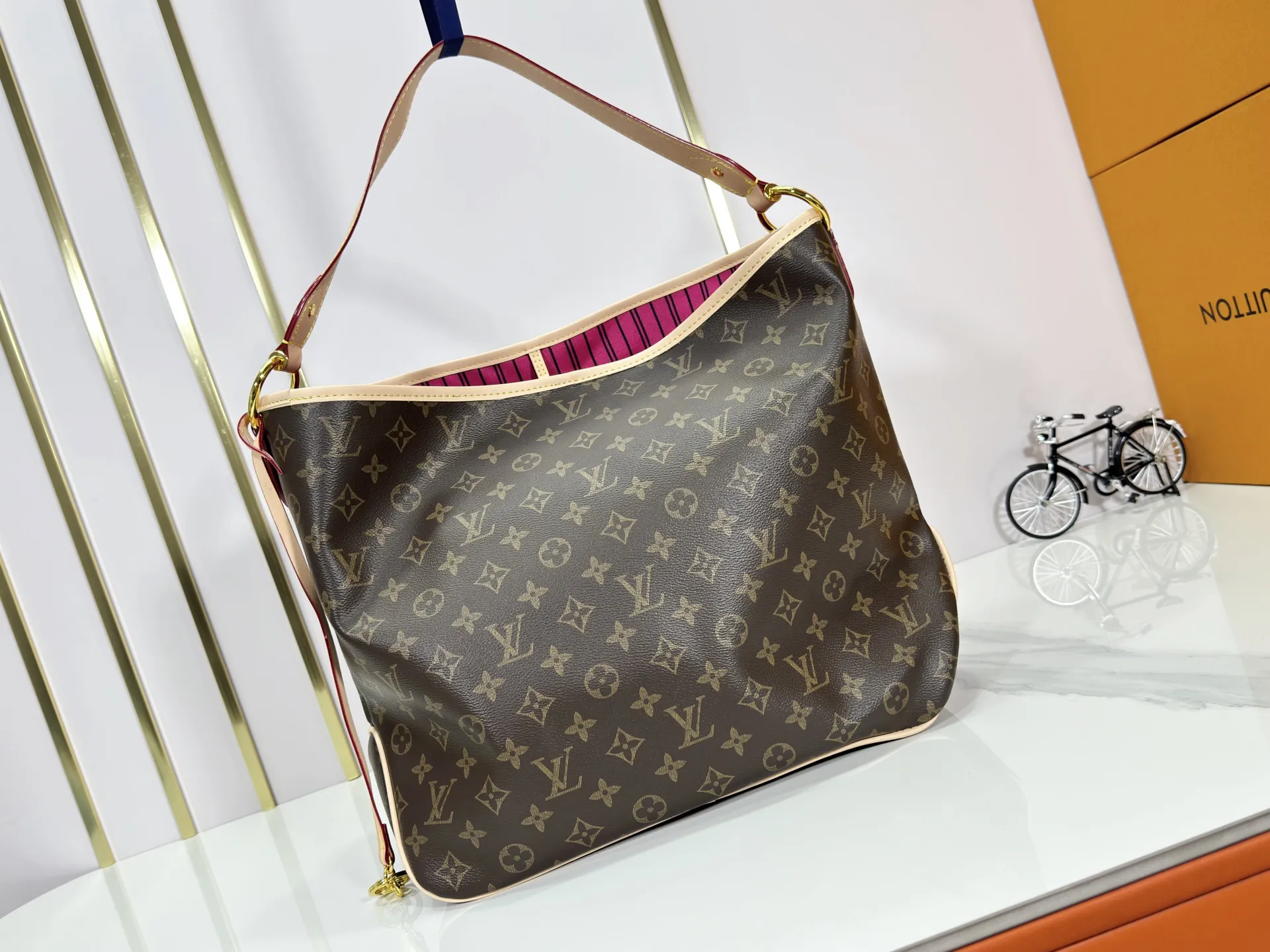 P240 upgraded original M50156 Delightful second-hand version shopping bag! When you spend your workday in the city and your weekend at the beach, you don’t need to change your bag, because this fashionable, summery damier azur canvas calvi bag can be used for both work and beach vacations. This roomy tote features a large opening for easy access, convenient compartments and pockets to keep everything organized, and a vibrant garnet fabric lining adds a splash of color for a sunny summer mood. size: 41.0×33.0×15.0 cm.