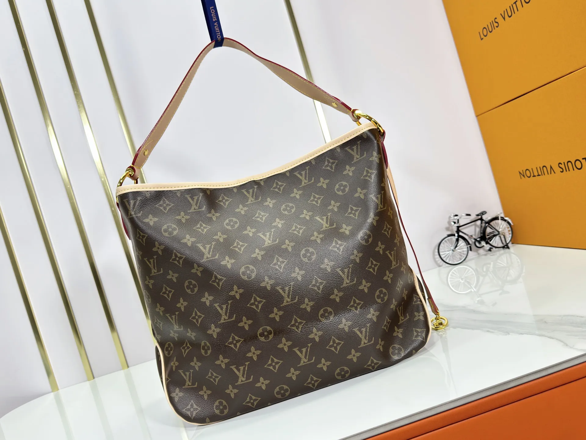 P240 upgraded original M50156 Delightful second-hand version shopping bag! When you spend your workday in the city and your weekend at the beach, you don’t need to change your bag, because this fashionable, summery damier azur canvas calvi bag can be used for both work and beach vacations. This roomy tote features a large opening for easy access, convenient compartments and pockets to keep everything organized, and a vibrant garnet fabric lining adds a splash of color for a sunny summer mood. size: 41.0×33.0×15.0 cm.
