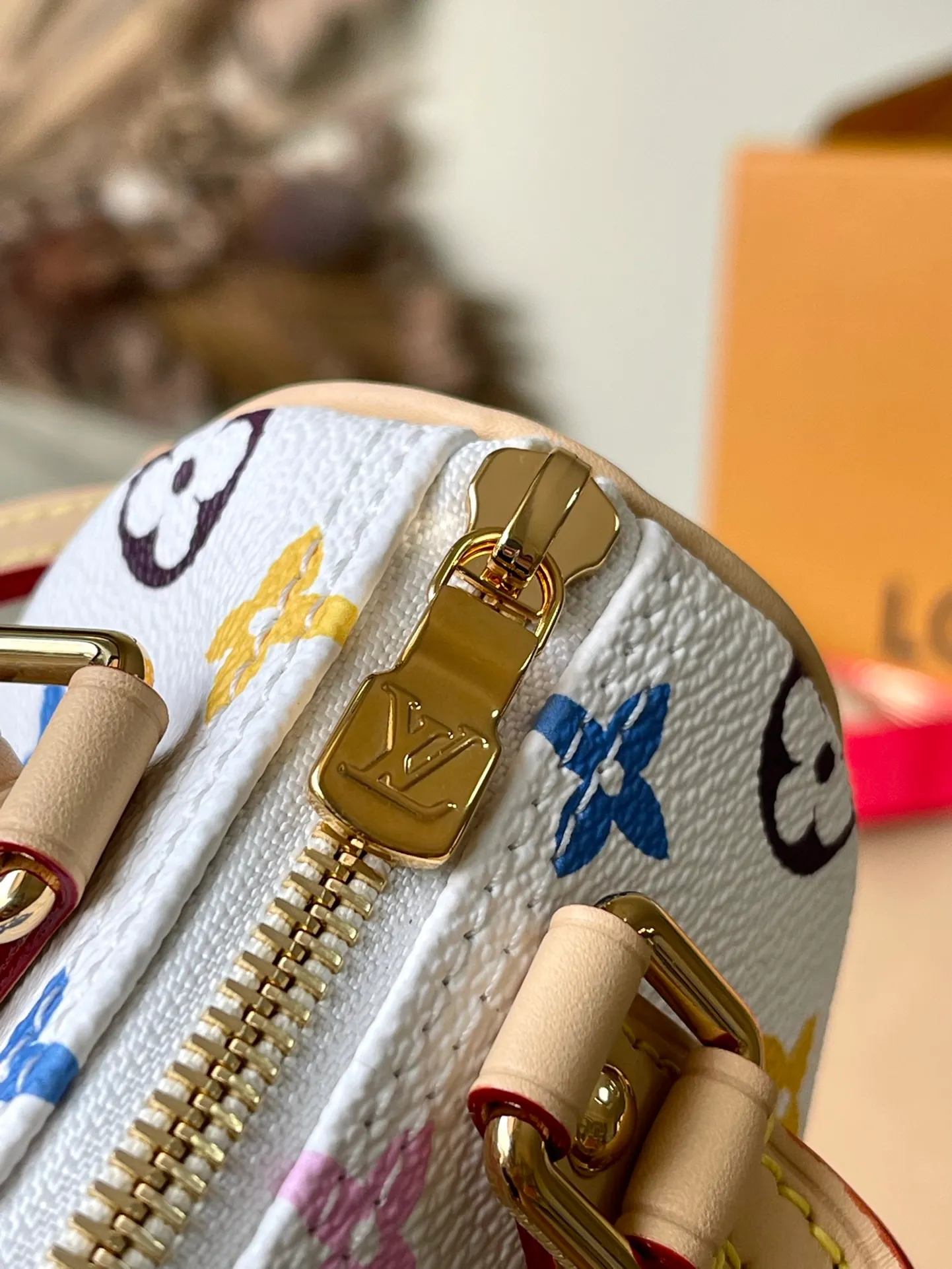 💰800 Top Original Order M13391 This Nano Speedy handbag is made of Monogram coated canvas and cow leather trim to create a delicate shape. It uses bright colors to interpret the smart style of the Louis Vuitton×Takashi Murakami reissue series. The Toron handle and dazzling padlock pay homage to the brand’s travel heritage, while the detachable and adjustable shoulder strap and chic LVxTM key bag complete the ensemble. Dimensions: 16 × 10 × 7.5 cm