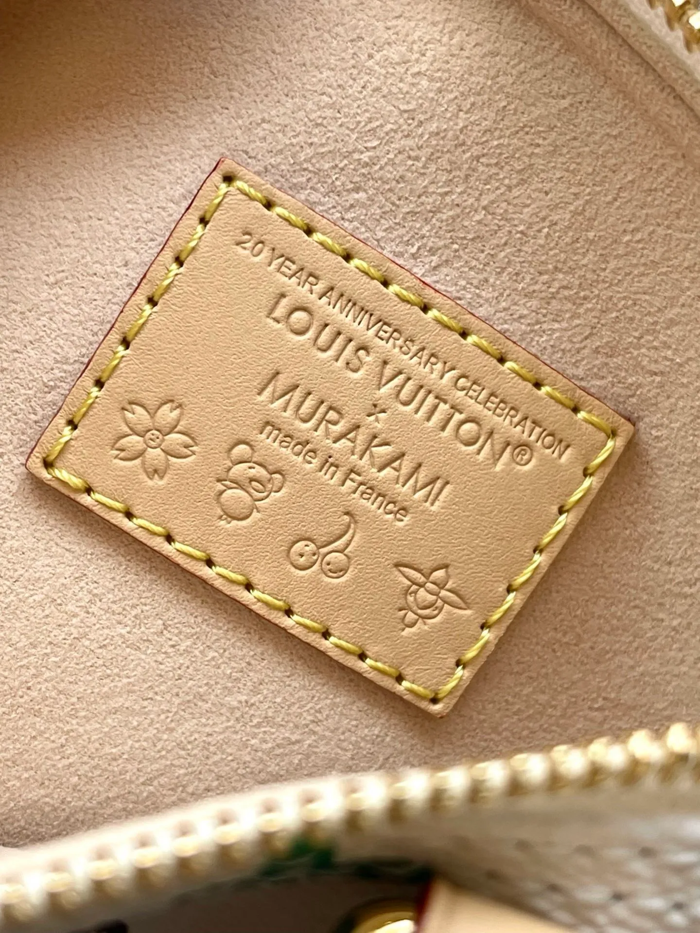 💰800 Top Original Order M13391 This Nano Speedy handbag is made of Monogram coated canvas and cow leather trim to create a delicate shape. It uses bright colors to interpret the smart style of the Louis Vuitton×Takashi Murakami reissue series. The Toron handle and dazzling padlock pay homage to the brand’s travel heritage, while the detachable and adjustable shoulder strap and chic LVxTM key bag complete the ensemble. Dimensions: 16 × 10 × 7.5 cm
