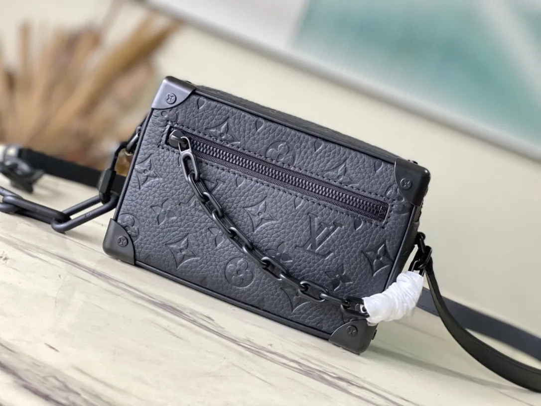 💰900 (first-grain leather) top original order M55702 black pebbled MINI SOFT TRUNK handbag, iconic Monogram print with contrasting resin chain strap, full leather embossed colorful chain small box with exquisite shape. This charming handbag has sharp edges and elegant connotation, showing a modern interpretation of the tradition of box making. The resin chain strap provides a variety of carrying options, which can be carried on the shoulder or in the hand. size 18.5x13x8cm