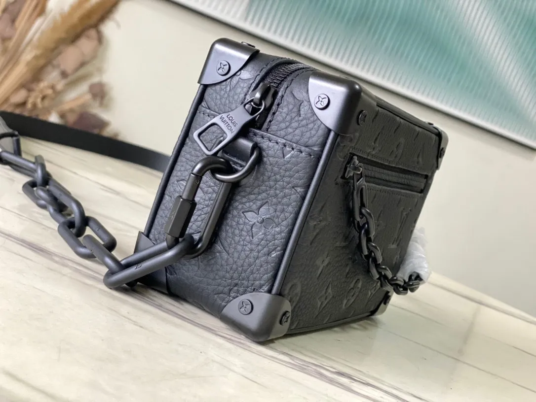 💰900 (first-grain leather) top original order M55702 black pebbled MINI SOFT TRUNK handbag, iconic Monogram print with contrasting resin chain strap, full leather embossed colorful chain small box with exquisite shape. This charming handbag has sharp edges and elegant connotation, showing a modern interpretation of the tradition of box making. The resin chain strap provides a variety of carrying options, which can be carried on the shoulder or in the hand. size 18.5x13x8cm