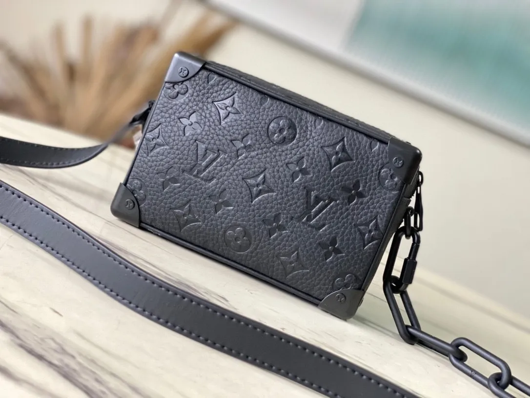 💰900 (first-grain leather) top original order M55702 black pebbled MINI SOFT TRUNK handbag, iconic Monogram print with contrasting resin chain strap, full leather embossed colorful chain small box with exquisite shape. This charming handbag has sharp edges and elegant connotation, showing a modern interpretation of the tradition of box making. The resin chain strap provides a variety of carrying options, which can be carried on the shoulder or in the hand. size 18.5x13x8cm
