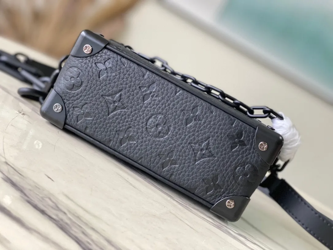 💰900 (first-grain leather) top original order M55702 black pebbled MINI SOFT TRUNK handbag, iconic Monogram print with contrasting resin chain strap, full leather embossed colorful chain small box with exquisite shape. This charming handbag has sharp edges and elegant connotation, showing a modern interpretation of the tradition of box making. The resin chain strap provides a variety of carrying options, which can be carried on the shoulder or in the hand. size 18.5x13x8cm