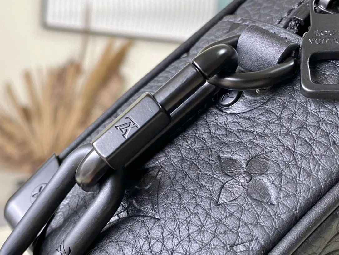 💰900 (first-grain leather) top original order M55702 black pebbled MINI SOFT TRUNK handbag, iconic Monogram print with contrasting resin chain strap, full leather embossed colorful chain small box with exquisite shape. This charming handbag has sharp edges and elegant connotation, showing a modern interpretation of the tradition of box making. The resin chain strap provides a variety of carrying options, which can be carried on the shoulder or in the hand. size 18.5x13x8cm