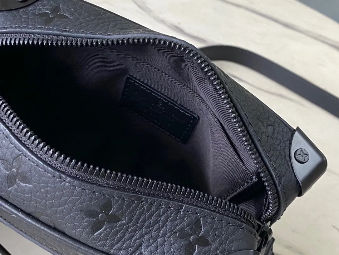 💰900 (first-grain leather) top original order M55702 black pebbled MINI SOFT TRUNK handbag, iconic Monogram print with contrasting resin chain strap, full leather embossed colorful chain small box with exquisite shape. This charming handbag has sharp edges and elegant connotation, showing a modern interpretation of the tradition of box making. The resin chain strap provides a variety of carrying options, which can be carried on the shoulder or in the hand. size 18.5x13x8cm