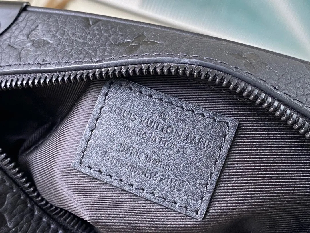 💰900 (first-grain leather) top original order M55702 black pebbled MINI SOFT TRUNK handbag, iconic Monogram print with contrasting resin chain strap, full leather embossed colorful chain small box with exquisite shape. This charming handbag has sharp edges and elegant connotation, showing a modern interpretation of the tradition of box making. The resin chain strap provides a variety of carrying options, which can be carried on the shoulder or in the hand. size 18.5x13x8cm