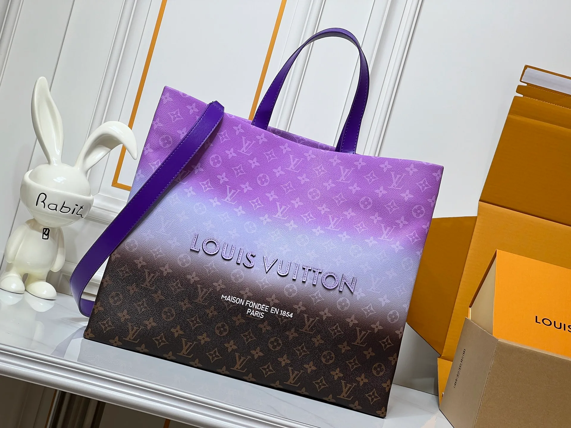 Batch 320💰M24457 Blue check Yellow check Gradient blue Presbyopic check Gradient purple Grass green Pink Black Orange Blue Green Gray Presbyopic check Black crocodile pattern Orange crocodile pattern This Shopper medium handbag draws inspiration from Louis Vuitton shopping bags, with Louis Vuitton and Maison Fondée En 1854 written on soft cow leather, with top handles and detachable shoulder straps. Dimensions: 42x34x16cm