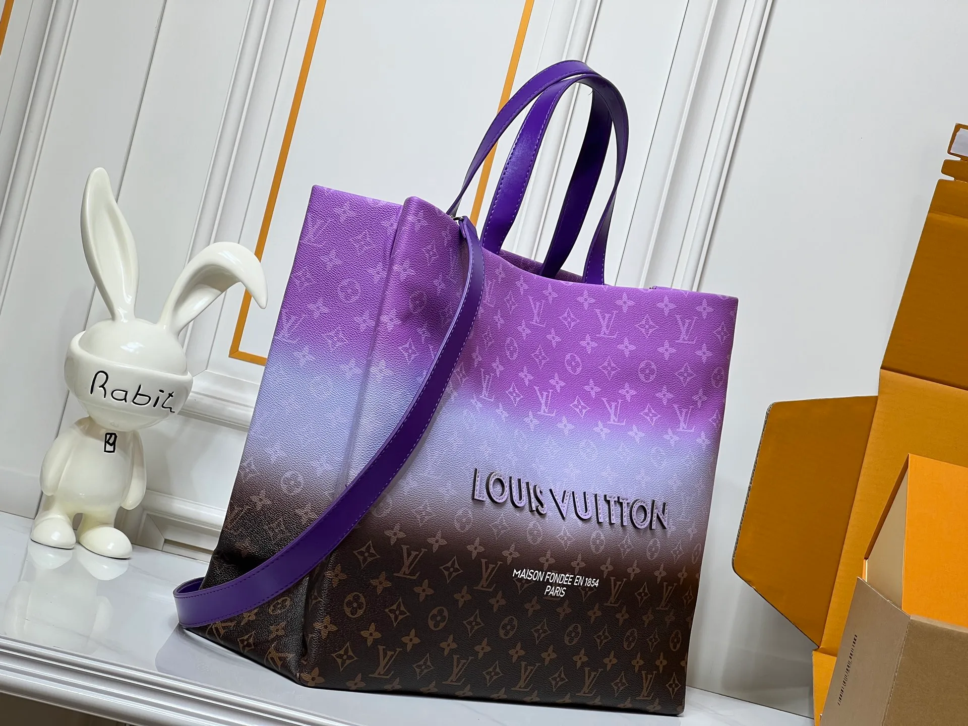 Batch 320💰M24457 Blue check Yellow check Gradient blue Presbyopic check Gradient purple Grass green Pink Black Orange Blue Green Gray Presbyopic check Black crocodile pattern Orange crocodile pattern This Shopper medium handbag draws inspiration from Louis Vuitton shopping bags, with Louis Vuitton and Maison Fondée En 1854 written on soft cow leather, with top handles and detachable shoulder straps. Dimensions: 42x34x16cm