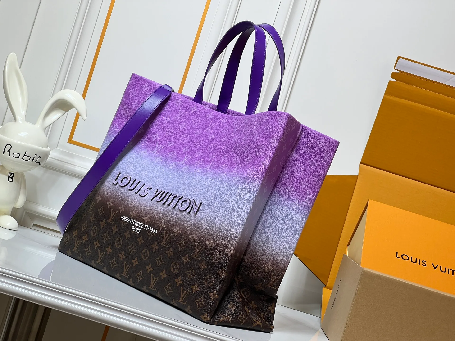 Batch 320💰M24457 Blue check Yellow check Gradient blue Presbyopic check Gradient purple Grass green Pink Black Orange Blue Green Gray Presbyopic check Black crocodile pattern Orange crocodile pattern This Shopper medium handbag draws inspiration from Louis Vuitton shopping bags, with Louis Vuitton and Maison Fondée En 1854 written on soft cow leather, with top handles and detachable shoulder straps. Dimensions: 42x34x16cm