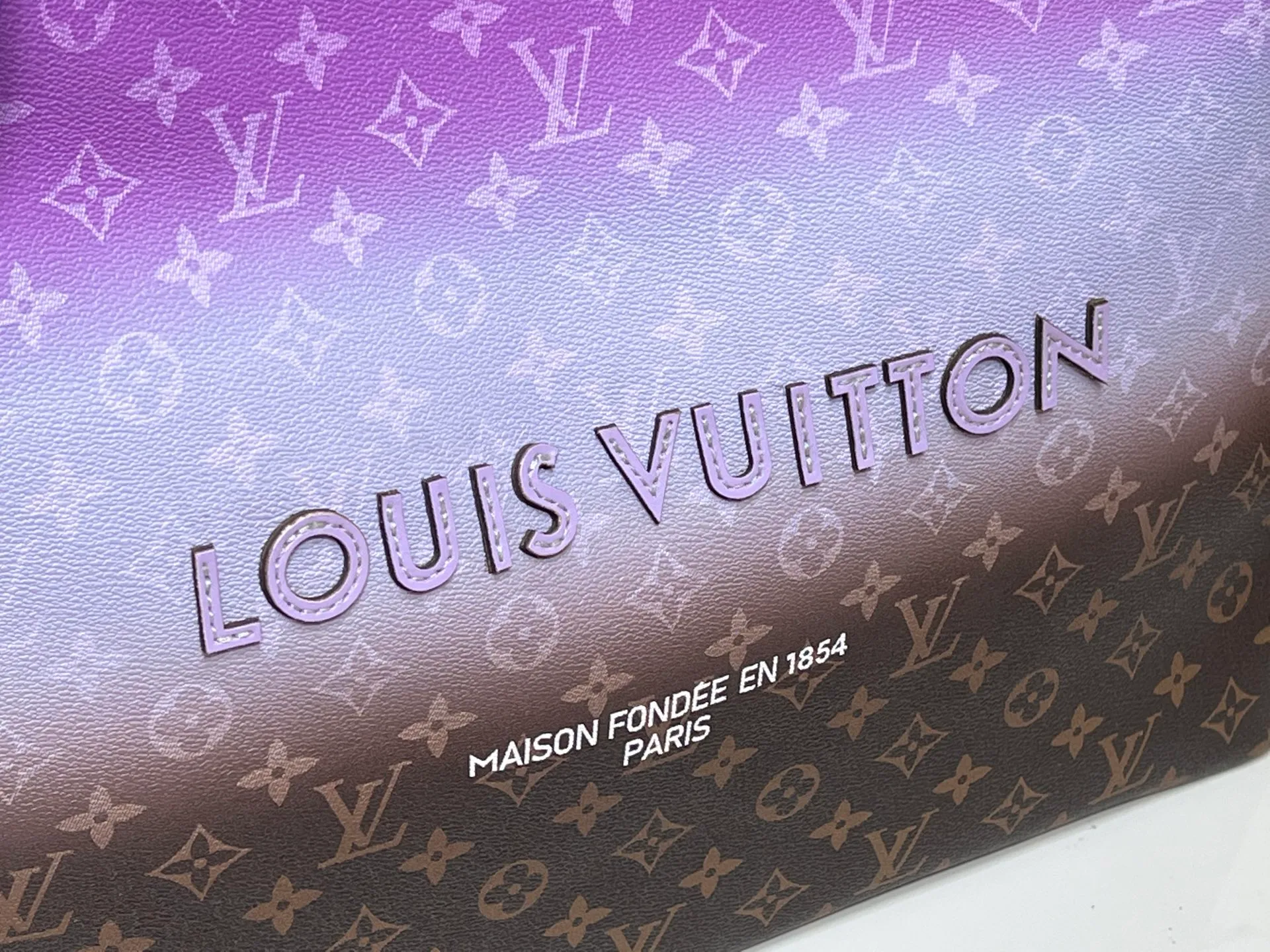 Batch 320💰M24457 Blue check Yellow check Gradient blue Presbyopic check Gradient purple Grass green Pink Black Orange Blue Green Gray Presbyopic check Black crocodile pattern Orange crocodile pattern This Shopper medium handbag draws inspiration from Louis Vuitton shopping bags, with Louis Vuitton and Maison Fondée En 1854 written on soft cow leather, with top handles and detachable shoulder straps. Dimensions: 42x34x16cm