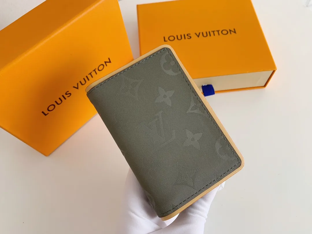 💰120 💎 The new Monogram Titanium gray canvas is inspired by space exploration and made its debut in the Louis Vuitton 2018-19 autumn and winter men's fashion show. A special edition pocket wallet made from this fabric has an extra compact appearance and a variety of interior pockets and credit card slots. Model: 63233 Dimensions: 8.0 x 11.0 x 1.0cm.