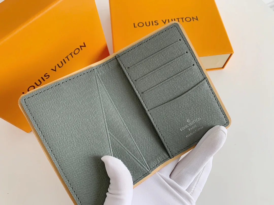 💰120 💎 The new Monogram Titanium gray canvas is inspired by space exploration and made its debut in the Louis Vuitton 2018-19 autumn and winter men's fashion show. A special edition pocket wallet made from this fabric has an extra compact appearance and a variety of interior pockets and credit card slots. Model: 63233 Dimensions: 8.0 x 11.0 x 1.0cm.