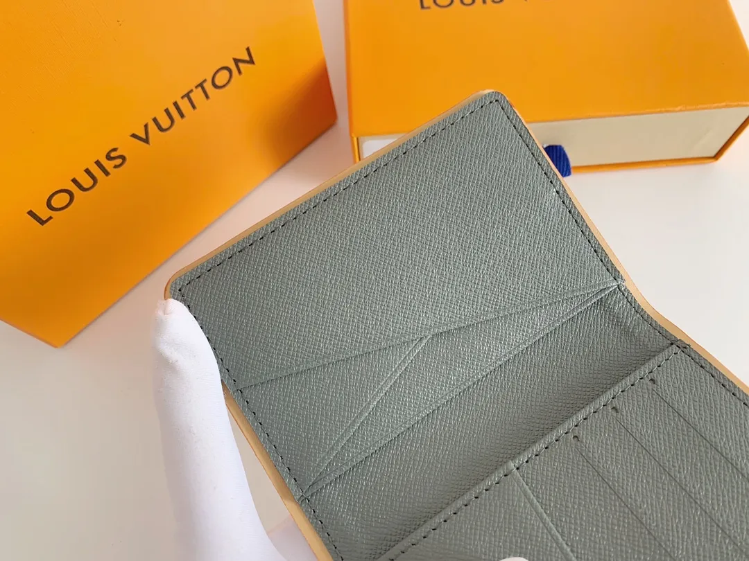 💰120 💎 The new Monogram Titanium gray canvas is inspired by space exploration and made its debut in the Louis Vuitton 2018-19 autumn and winter men's fashion show. A special edition pocket wallet made from this fabric has an extra compact appearance and a variety of interior pockets and credit card slots. Model: 63233 Dimensions: 8.0 x 11.0 x 1.0cm.