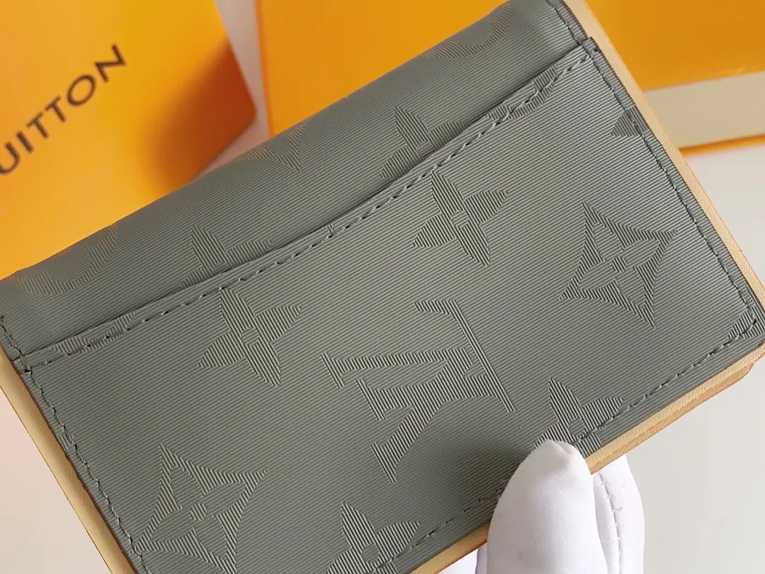 💰120 💎 The new Monogram Titanium gray canvas is inspired by space exploration and made its debut in the Louis Vuitton 2018-19 autumn and winter men's fashion show. A special edition pocket wallet made from this fabric has an extra compact appearance and a variety of interior pockets and credit card slots. Model: 63233 Dimensions: 8.0 x 11.0 x 1.0cm.