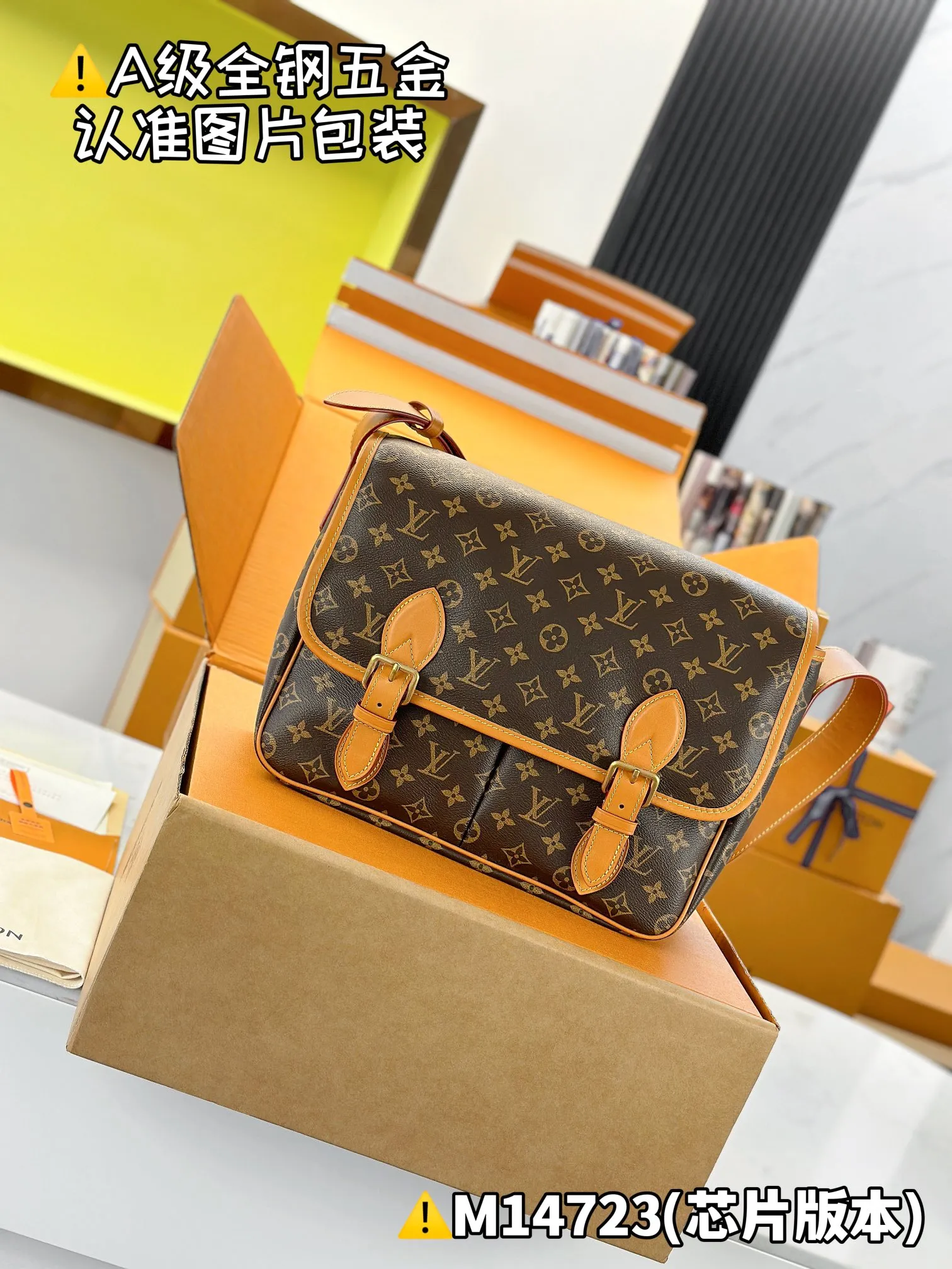 Internal price P1960 [Special grade MB high-elastic fabric] SATCHEL messenger bag Model: M14723 Material: A+ grade all-steel hardware, imported high-elastic fabric Packaging: Full set of special grade duty-free MB packaging Dimensions: 24 x 12 x 35.5 cm (height x width x length)
