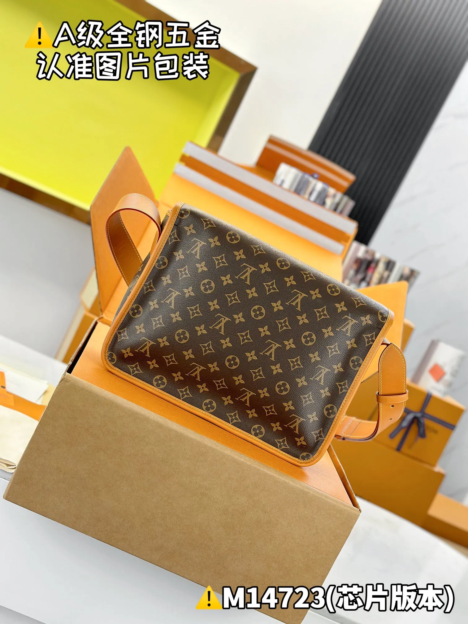 Internal price P1960 [Special grade MB high-elastic fabric] SATCHEL messenger bag Model: M14723 Material: A+ grade all-steel hardware, imported high-elastic fabric Packaging: Full set of special grade duty-free MB packaging Dimensions: 24 x 12 x 35.5 cm (height x width x length)