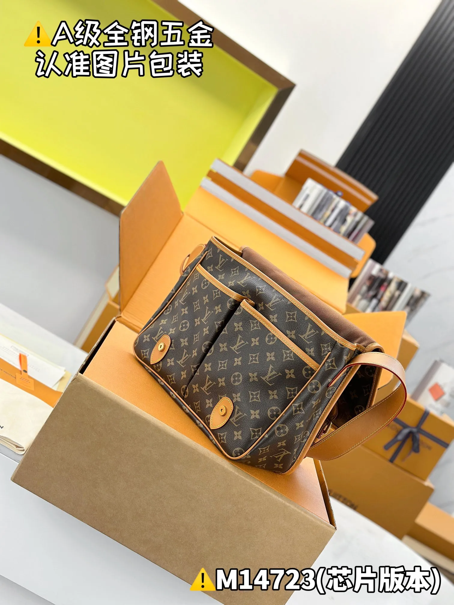 Internal price P1960 [Special grade MB high-elastic fabric] SATCHEL messenger bag Model: M14723 Material: A+ grade all-steel hardware, imported high-elastic fabric Packaging: Full set of special grade duty-free MB packaging Dimensions: 24 x 12 x 35.5 cm (height x width x length)