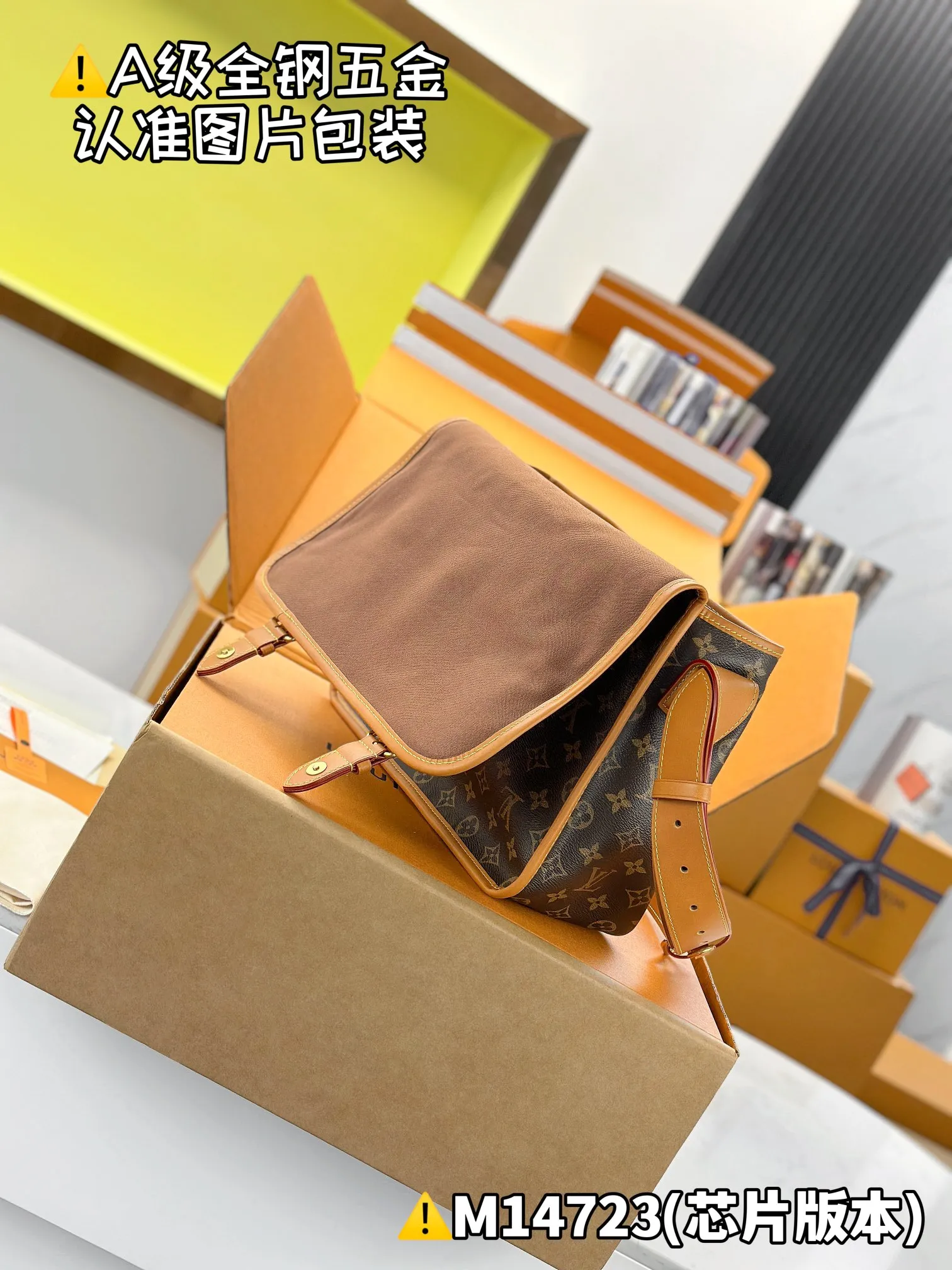 Internal price P1960 [Special grade MB high-elastic fabric] SATCHEL messenger bag Model: M14723 Material: A+ grade all-steel hardware, imported high-elastic fabric Packaging: Full set of special grade duty-free MB packaging Dimensions: 24 x 12 x 35.5 cm (height x width x length)