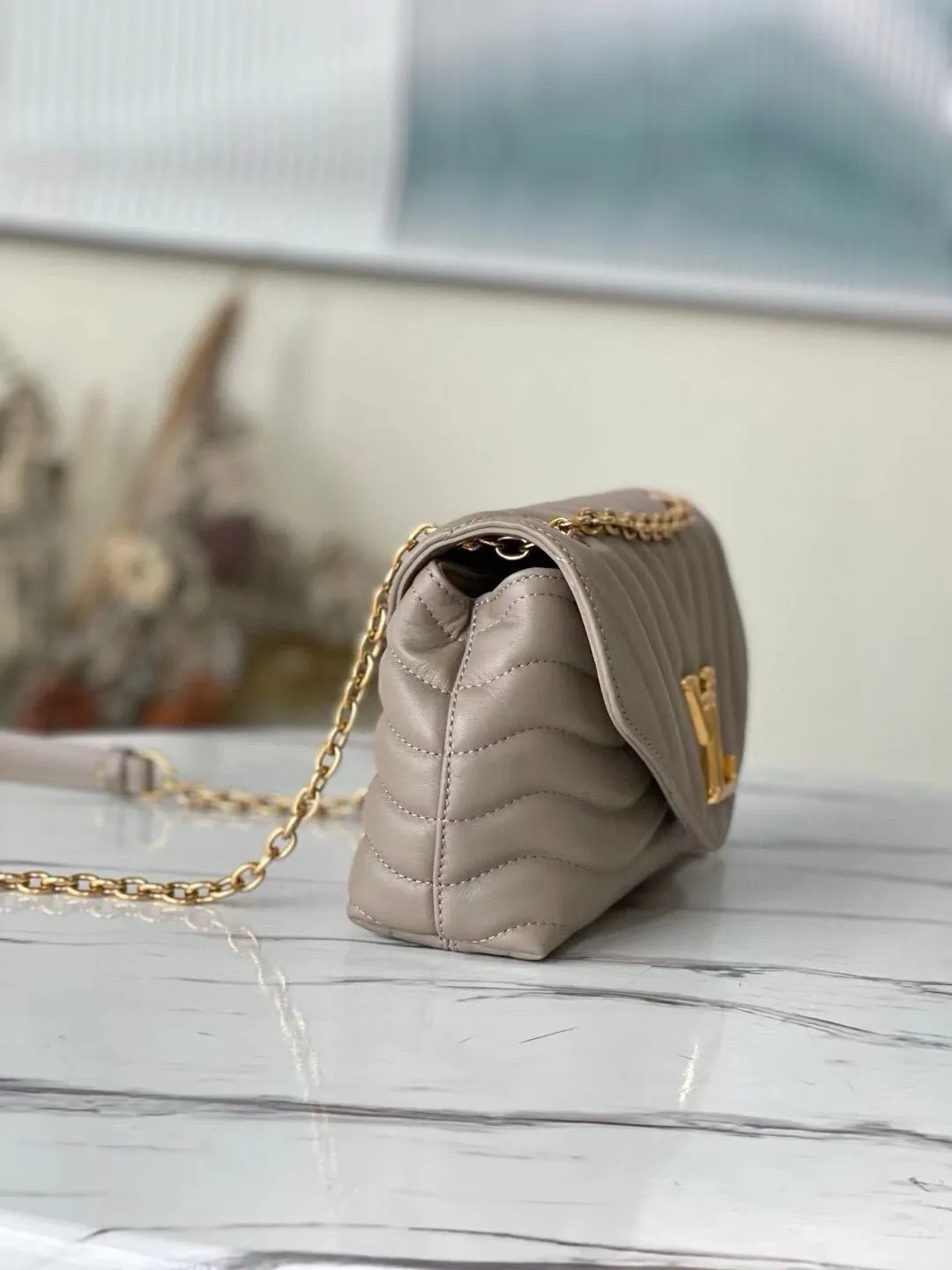 💰1160 (Top Grain Leather) Top Original M58550 NEW WAVE Chain Bag V-shaped quilted chain bag handbag The vintage gold color chain slides through carved holes, while the folding fastener makes it soft. Thanks to its multiple compartments, the interior makes it easier to place women's necessities. Chain bag with easily identifiable badge logo. Size: 24x14x9cm