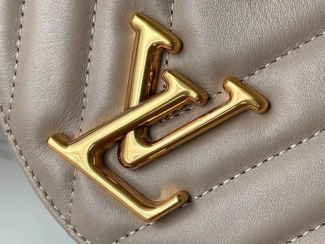 💰1160 (Top Grain Leather) Top Original M58550 NEW WAVE Chain Bag V-shaped quilted chain bag handbag The vintage gold color chain slides through carved holes, while the folding fastener makes it soft. Thanks to its multiple compartments, the interior makes it easier to place women's necessities. Chain bag with easily identifiable badge logo. Size: 24x14x9cm