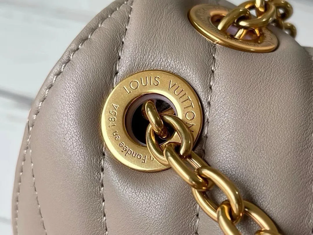 💰1160 (Top Grain Leather) Top Original M58550 NEW WAVE Chain Bag V-shaped quilted chain bag handbag The vintage gold color chain slides through carved holes, while the folding fastener makes it soft. Thanks to its multiple compartments, the interior makes it easier to place women's necessities. Chain bag with easily identifiable badge logo. Size: 24x14x9cm