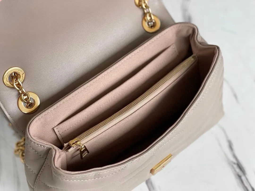 💰1160 (Top Grain Leather) Top Original M58550 NEW WAVE Chain Bag V-shaped quilted chain bag handbag The vintage gold color chain slides through carved holes, while the folding fastener makes it soft. Thanks to its multiple compartments, the interior makes it easier to place women's necessities. Chain bag with easily identifiable badge logo. Size: 24x14x9cm