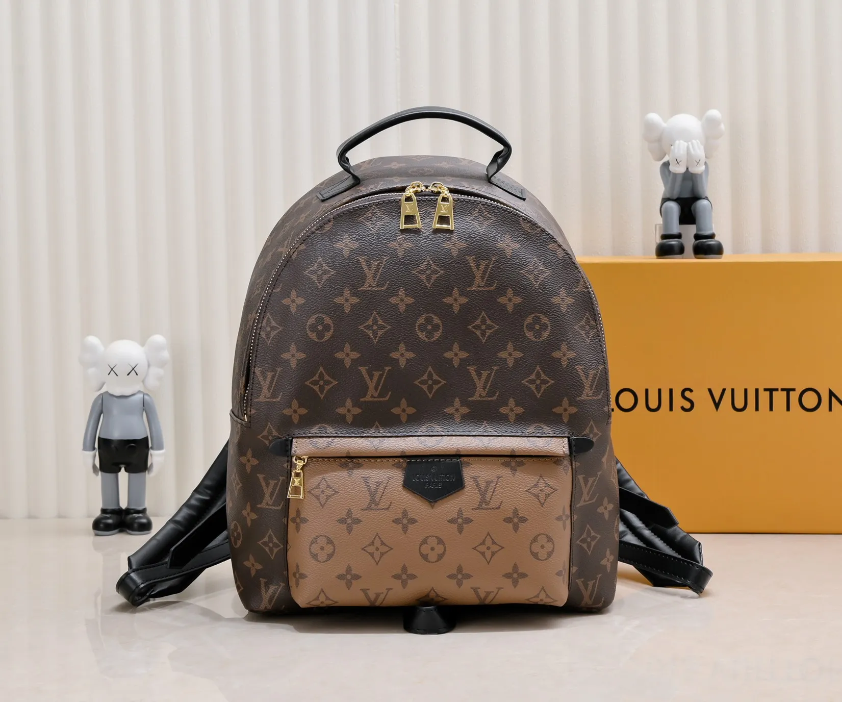 Upgraded original version, (new backpack) Mini 240💰Medium 260💰Large 300💰 Actual pictures Mini M44873, Medium 44871, 41560, 41561, 41562 Presbyopic MONOGRAM BACKPACK Double backpack, this backpack that shines in the 2017 early spring series fashion show has a fashionable style and strong functionality. It is the perfect choice for urban wanderers. It continues the extremely gorgeous appearance and reflects the unique LV characteristics in countless details. Fine decorations such as calfskin trim and engraved zipper pulls complement the loose and soft Monogram canvas. Large size 28*33*16, medium size 22*29*16, mini size 16*21*10